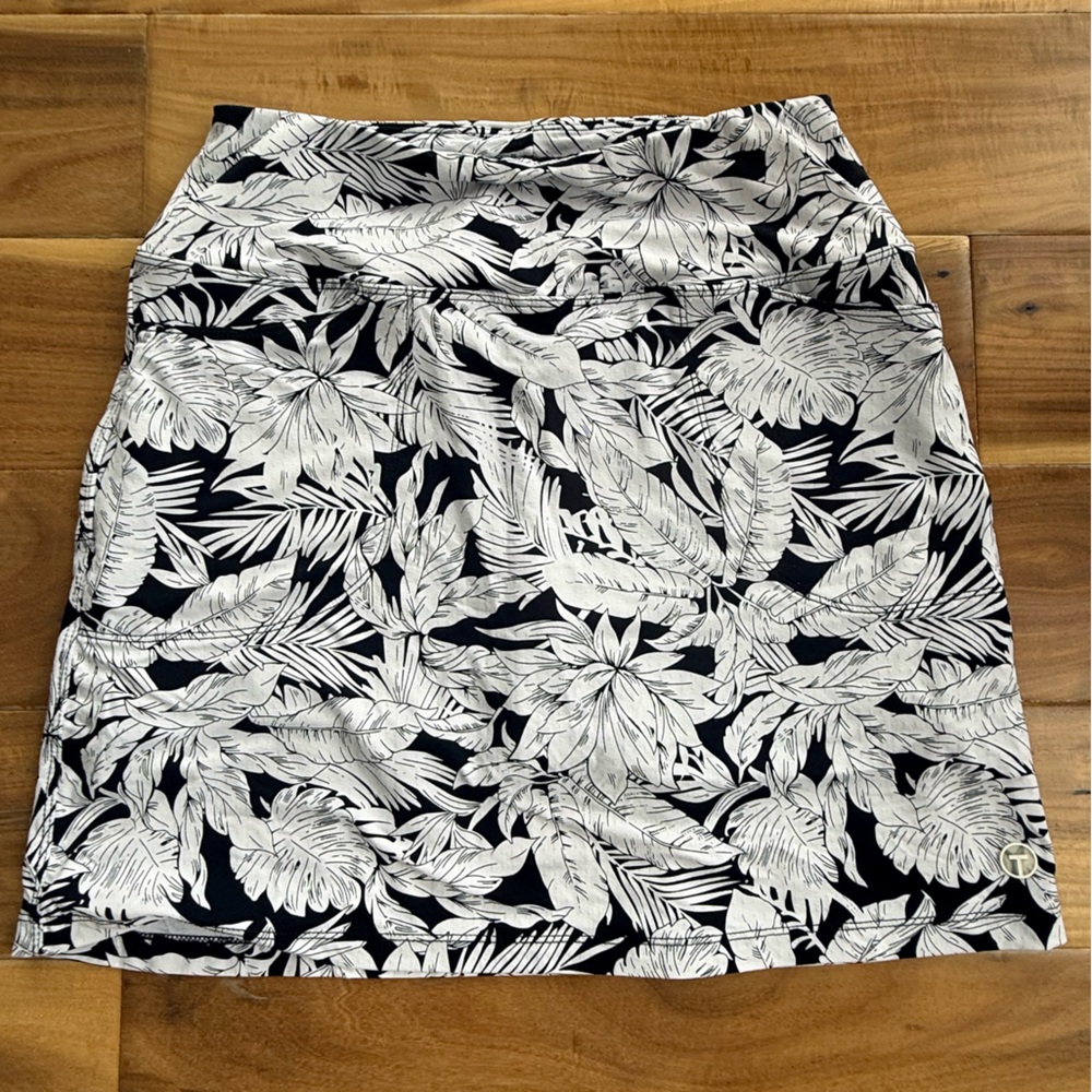 Tribal Sport Black and White Leaf Print Skort